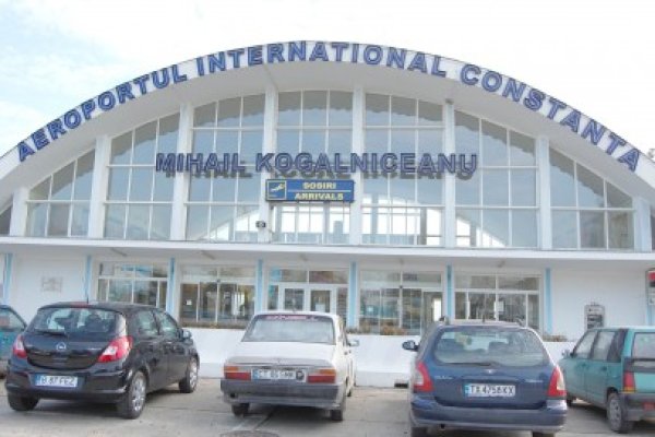Pista Aeroportului Kogălniceanu, parţial acoperită de zăpadă
